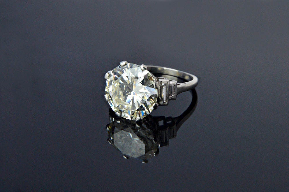 A single stone diamond ring, the principal round brilliant cut diamond weighs approximately 5. - Image 3 of 5