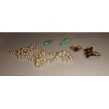 A single row necklace of graduated cultured pearls, on a cultured pearl clasp, a gold,