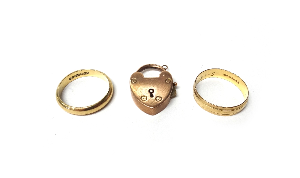 Two 9ct gold wedding rings and a 9ct gold heart shaped padlock clasp, London 1905,