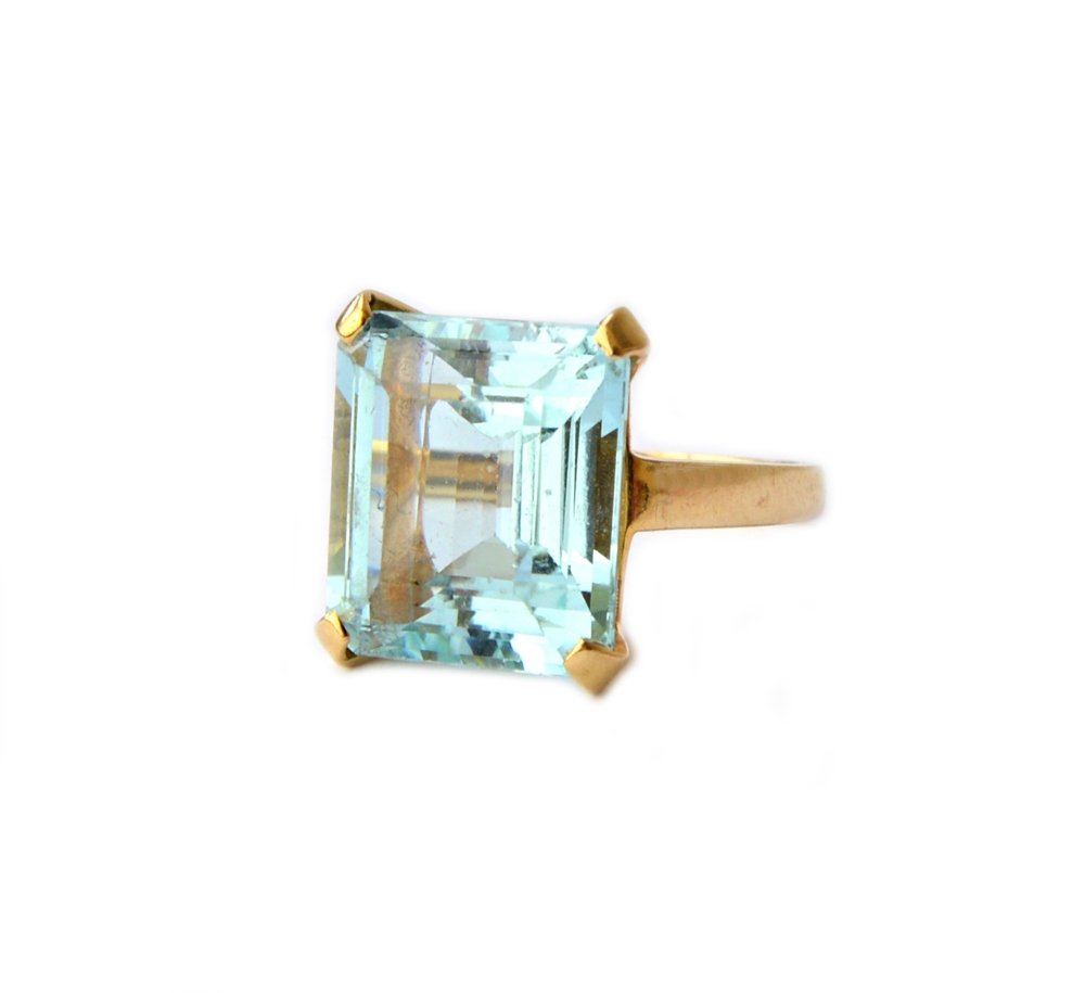 A gold ring, claw set with a cut cornered rectangular emerald cut aquamarine, detailed 14 K,