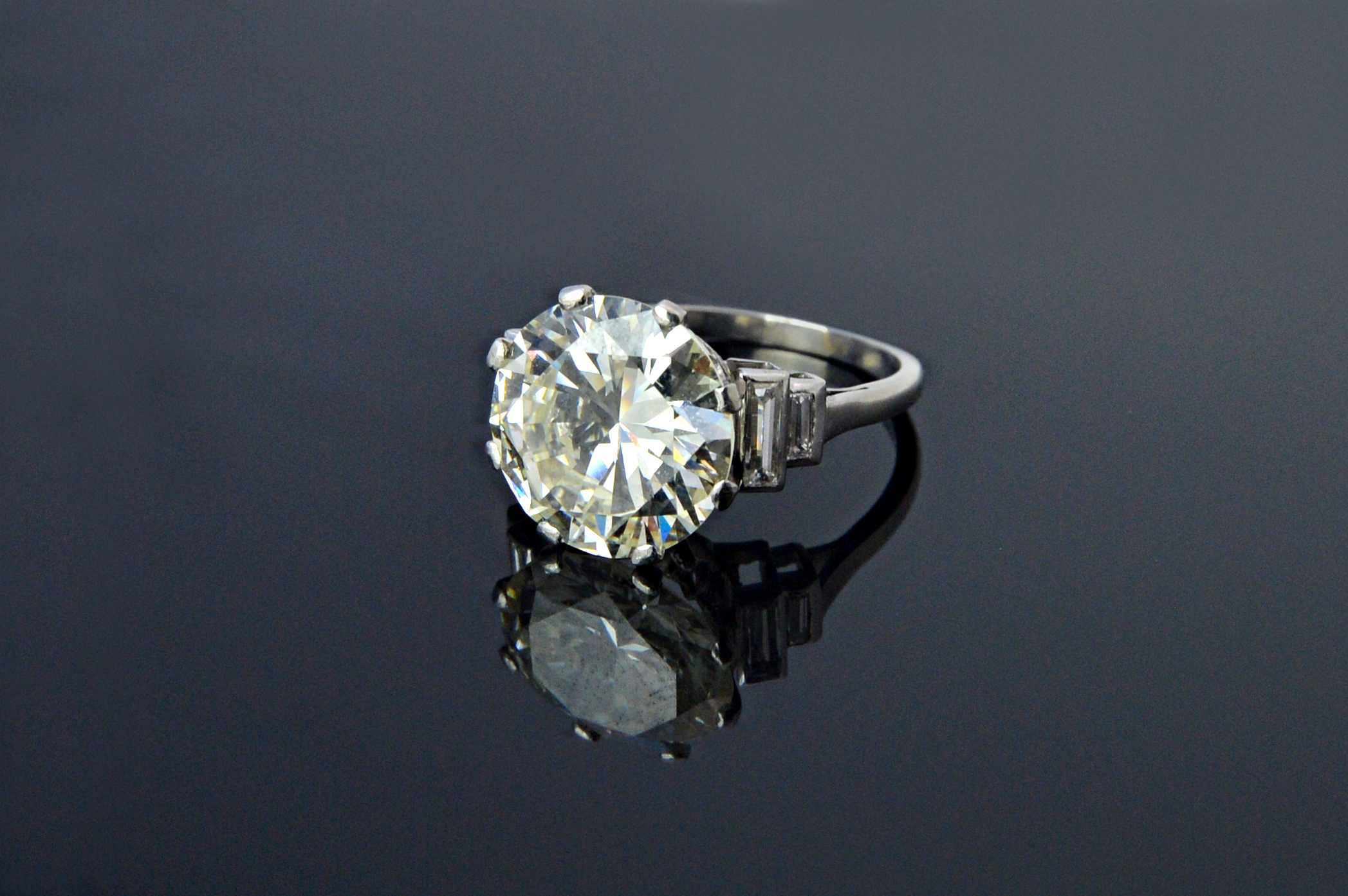 A single stone diamond ring, the principal round brilliant cut diamond weighs approximately 5. - Image 2 of 5