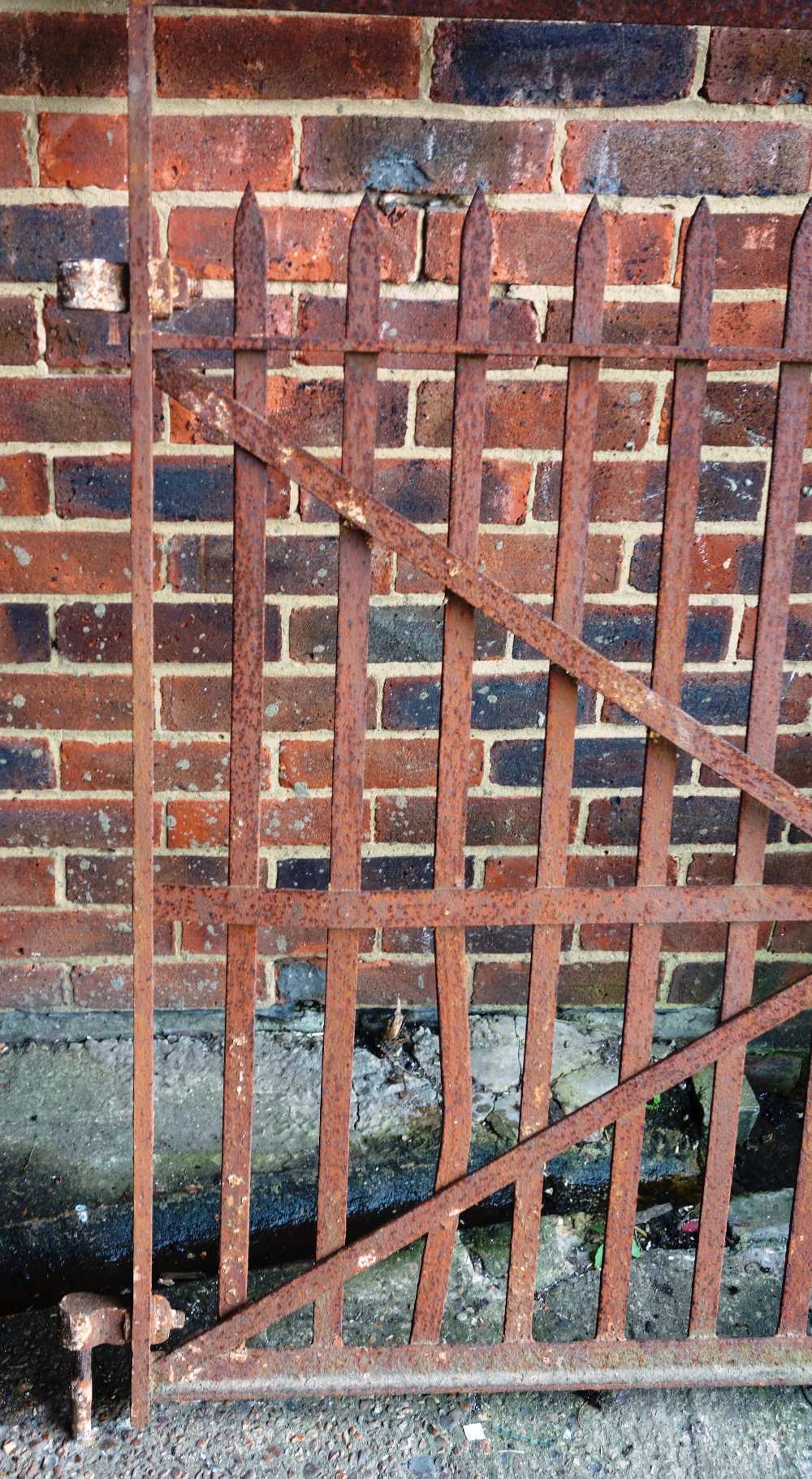A wrought iron estate gate, 291cm wide, including bracket x 137cm high. - Image 3 of 3