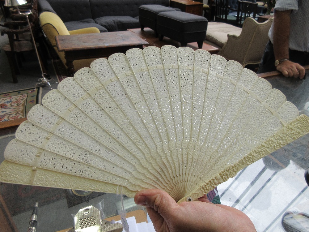 A Cantonese carved and pierced ivory fan, late 19th /early 20th century, - Bild 4 aus 6