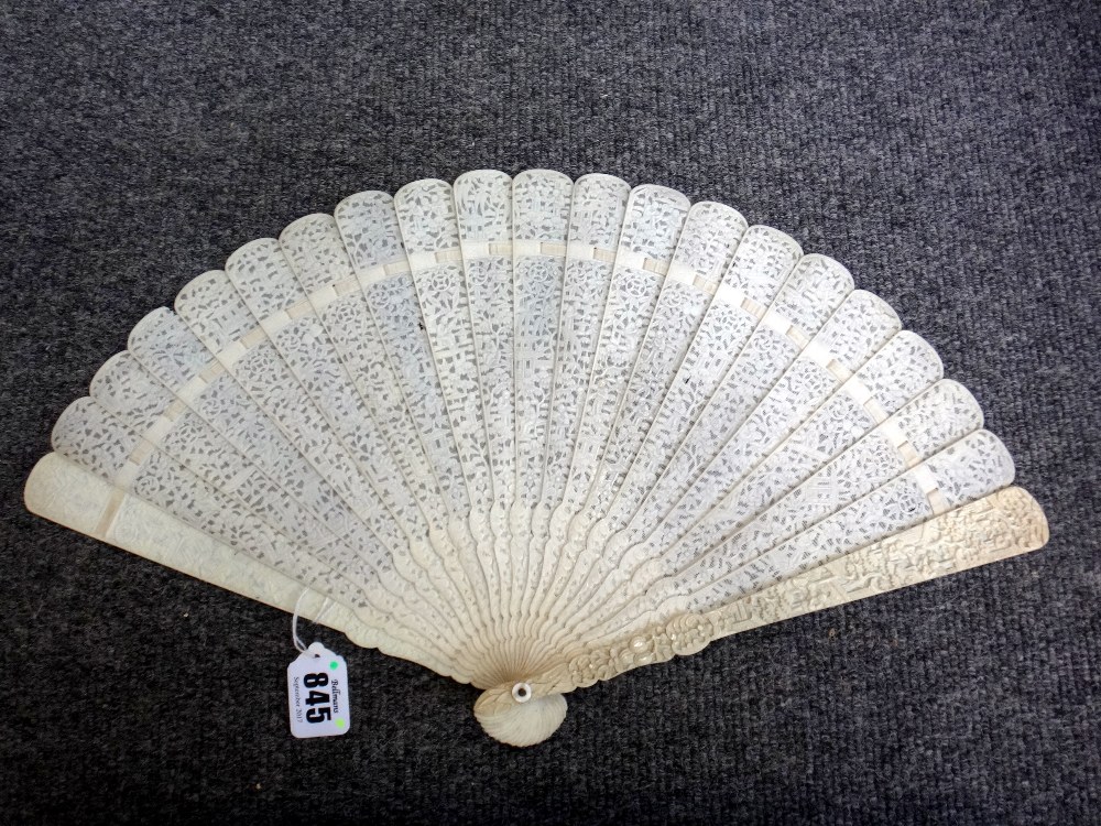 A Cantonese carved and pierced ivory fan, late 19th /early 20th century, - Bild 2 aus 6