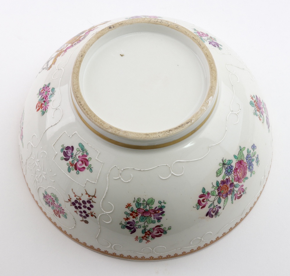 A Samson porcelain armorial bowl, second half 19th century, painted in 'famille rose' taste, 22. - Image 3 of 3