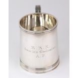 A George I style silver mug, Carrington & Co, London 1913, with moulded rim and skirted foot,