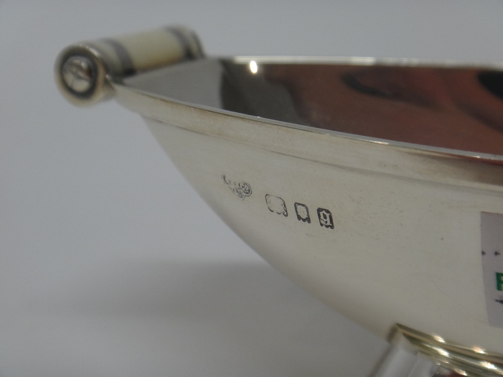 Silver, comprising; a sauce boat, having a scrolling handle, - Image 3 of 4