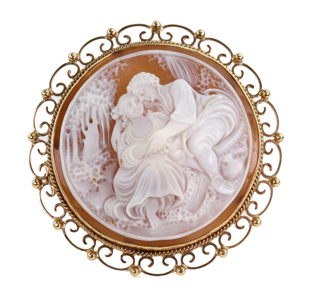 A modern 9ct gold and shell cameo round