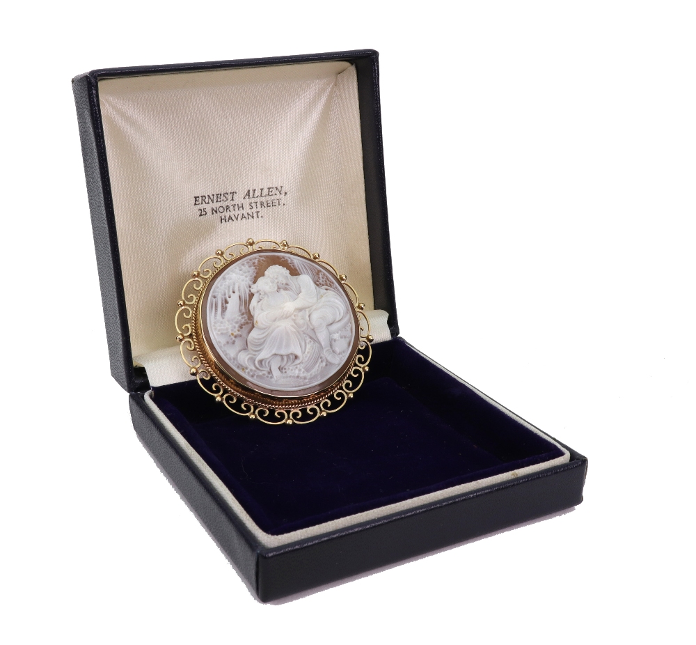 A modern 9ct gold and shell cameo round - Image 2 of 2