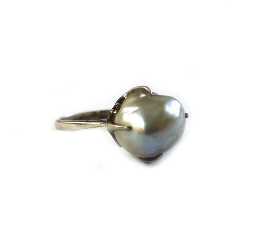 A baroque pearl ring, the slightly grey - Image 2 of 2