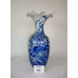 A large blue and white Chinese vase est: £20-£40 (AB9)