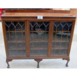 A 1920s mahogany clean triple free standing glazed bookcase with cabriole legs est: £70-£100
