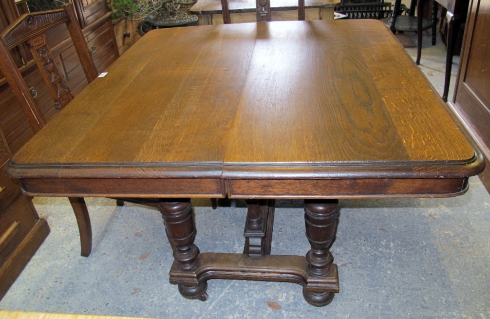 A c1900 oak French D table (will extend but no leaves) est: £50-£80