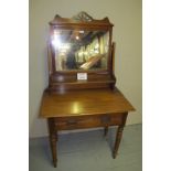 An Edwardian satin wood dressing table with swivel mirror and a single drawer est: £50-£80