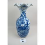 A large blue and white Chinese vase est: £15-£30 (A1)