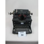 A 1940's Royal typewriter est: £20-£40 (BB36)