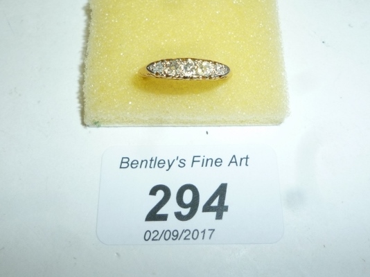 A five stone graduated diamond ring (siz