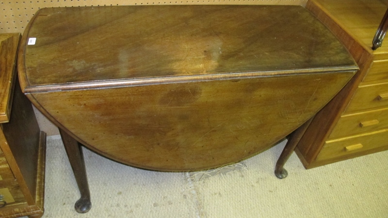 A Victorian mahogany drop leaf gate leg dining table terminating on pad feet est: £30-£40