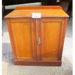 An Edwardian pale mahogany two door freestanding cupboard est: £50-£80