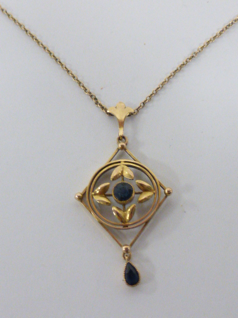 Art Nouveau 9ct gold lavaliere pendant necklace on an attached 40cm chain with barrel clasp. - Image 2 of 3