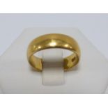 A 22ct gold wedding band, size O, 5.5g.