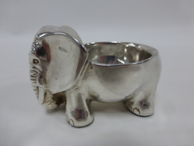 Novelty child's silver egg cup in the form of an Elephant marked Sterling silver and stamped with a - Image 2 of 4