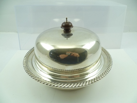 J.B. CHATTERLEY AND SONS LTD. A 20TH CENTURY SILVER MUFFIN DISH with domed cover, fitted inner tray,