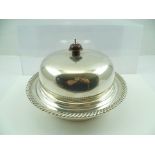J.B. CHATTERLEY AND SONS LTD. A 20TH CENTURY SILVER MUFFIN DISH with domed cover, fitted inner tray,