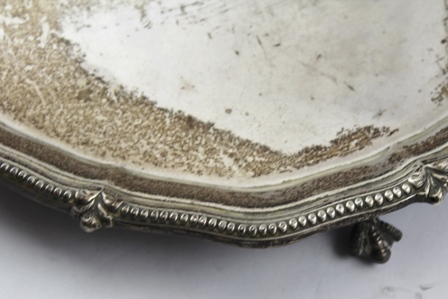 FORDHAM AND FAULKNER. AN EDWARDIAN SILVER SALVER OF GEORGIAN FORM, beaded rim, raised on three - Image 2 of 3