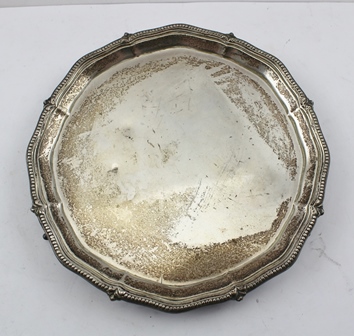 FORDHAM AND FAULKNER. AN EDWARDIAN SILVER SALVER OF GEORGIAN FORM, beaded rim, raised on three