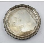 FORDHAM AND FAULKNER. AN EDWARDIAN SILVER SALVER OF GEORGIAN FORM, beaded rim, raised on three