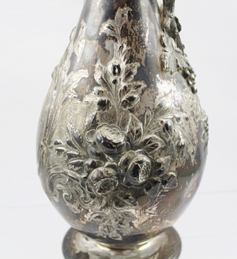 EDWARD and JOHN BARNARD. A 19TH CENTURY SILVER CLARET JUG of tear drop form with fruiting vine - Image 4 of 8