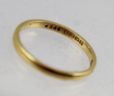 AN 18CT GOLD WEDDING BAND, two costume rings and a silver ingot pendant. - Image 3 of 4