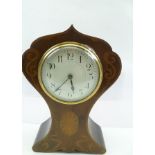 AN ART NOUVEAU DESIGN EDWARDIAN EIGHT DAY INLAID MANTEL CLOCK, the dial with Arabic numerals, 23cm