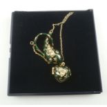 AN UNUSUAL GOLD, ENAMEL, EMERALD AND PEARL NECKLACE WITH LOCKET
