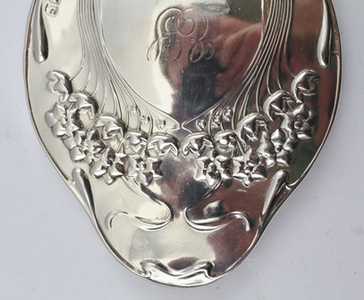 DIMIER BROS AN EDWARDIAN SILVER LADY'S HAND MIRROR, fancy shape having pressed Art Nouveau floral - Image 2 of 5