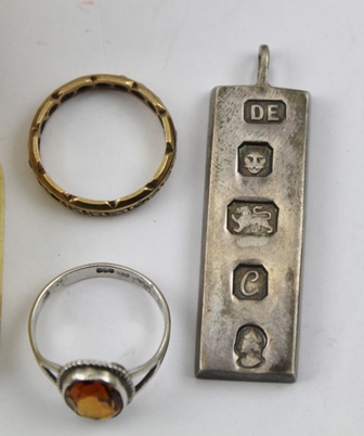 AN 18CT GOLD WEDDING BAND, two costume rings and a silver ingot pendant. - Image 2 of 4