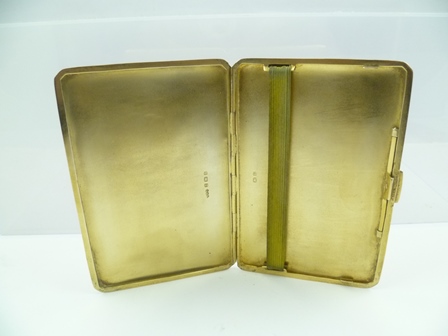 SMITH & BARTLAM A HEAVY ENGINE TURNED SILVER GILT CIGARETTE CASE, 199g. - Image 3 of 4