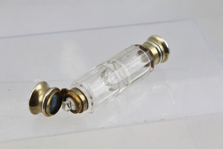 A LATE VICTORIAN/EDWARDIAN SILVER GILT AND CLEAR LEAD CRYSTAL DOUBLE ENDED SCENT BOTTLE, - Image 5 of 5