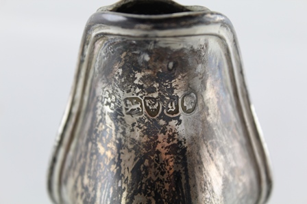 EDWARD and JOHN BARNARD. A 19TH CENTURY SILVER CLARET JUG of tear drop form with fruiting vine - Image 7 of 8