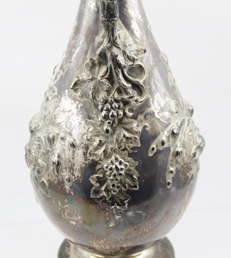 EDWARD and JOHN BARNARD. A 19TH CENTURY SILVER CLARET JUG of tear drop form with fruiting vine - Image 3 of 8