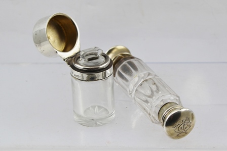 A LATE VICTORIAN/EDWARDIAN SILVER GILT AND CLEAR LEAD CRYSTAL DOUBLE ENDED SCENT BOTTLE,