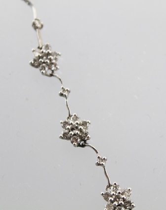 AN 18CT WHITE GOLD NECKLACE with nine diamond set flower heads interspersed by ten diamonds, total - Image 3 of 5