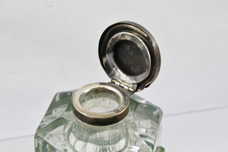AN EARLY 20TH CENTURY GLASS INKWELL of hexagonal form with hinged silver cover. Birmingham 1930 - Image 2 of 3
