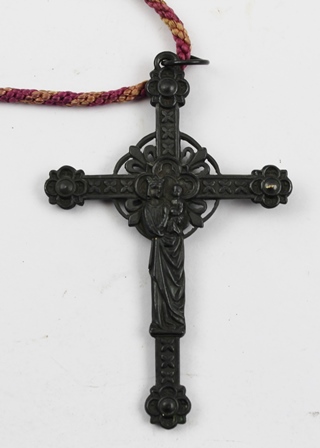 A CIRCA 1900 BRONZED CRUCIFIX, Madonna and Child verso, 8cm high, on ring suspension and - Image 4 of 5