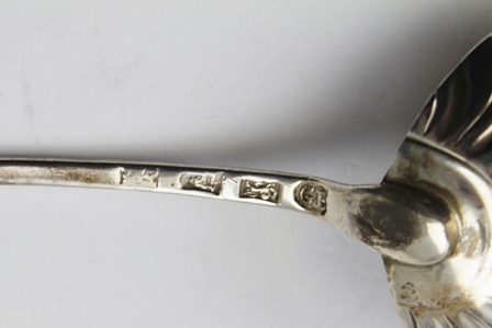 A PAIR OF GEORGIAN SILVER SAUCE LADLES with scallop form bowls and scroll terminal ends, London, - Image 5 of 5