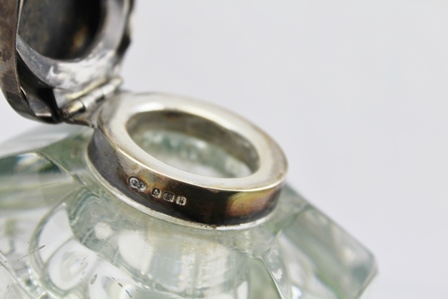 AN EARLY 20TH CENTURY GLASS INKWELL of hexagonal form with hinged silver cover. Birmingham 1930 - Image 3 of 3