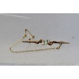 A GOLD BAR BROOCH set three central opals with diamonds, pin mount and safety chain