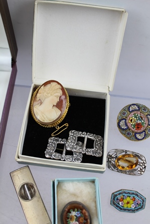 A "TRIFARI" BOW FORM COSTUME BROOCH, a CAMEO, three micro mosaic BROOCHES and other items of COSTUME - Image 4 of 5