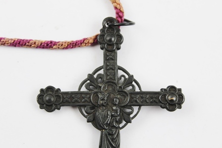 A CIRCA 1900 BRONZED CRUCIFIX, Madonna and Child verso, 8cm high, on ring suspension and - Image 5 of 5